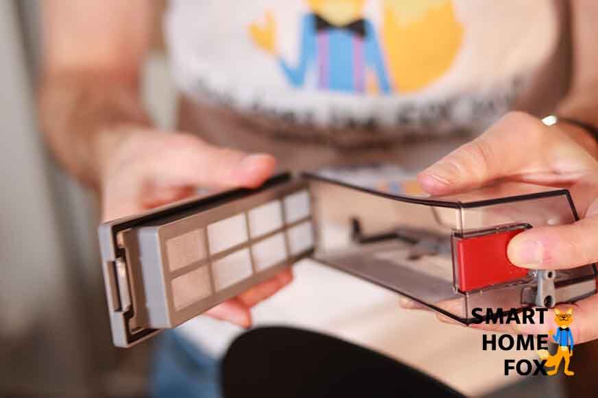 Der Staubbehälter des Ecovacs Deebot T9 AIVI wird geöffnet.